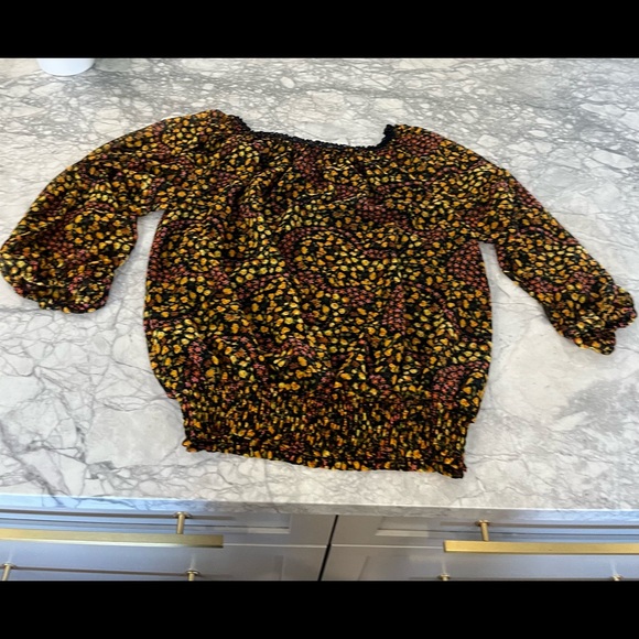 Beautiful floral off the shoulder top - Picture 5 of 5